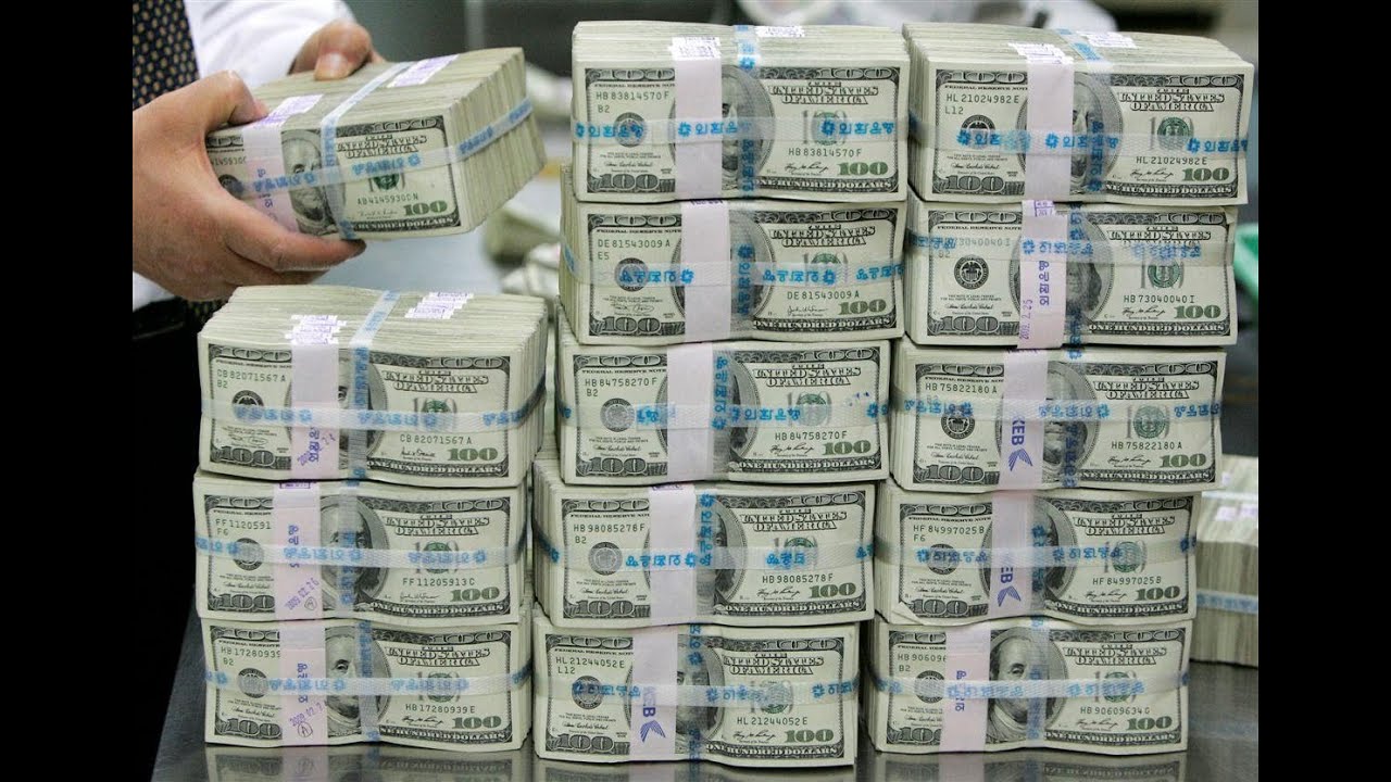 Российские банки ввезли в страну рекордный объем наличной валюты — «Известия»