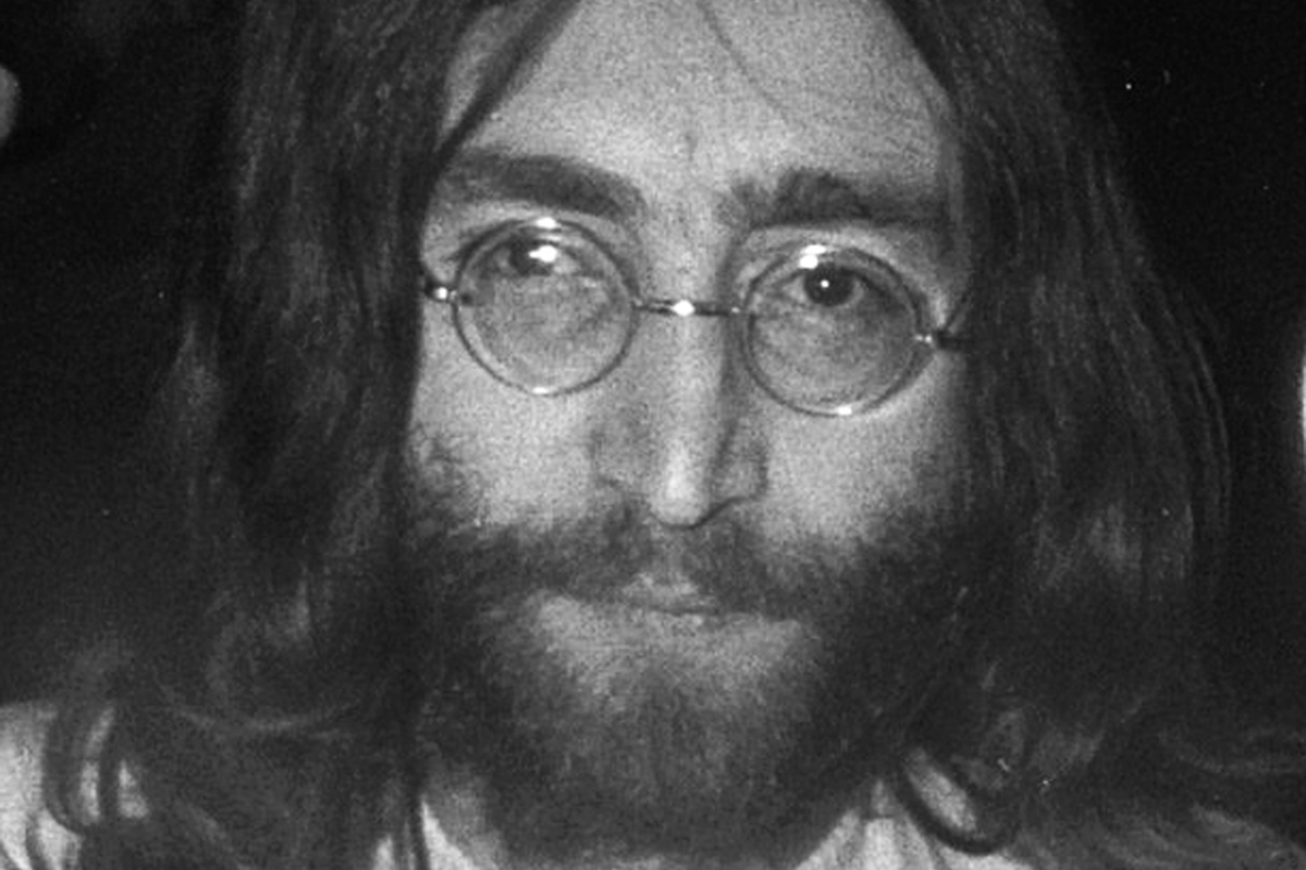 Битломаны отметили 83-летие Джона Леннона