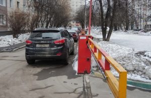 В московских дворах не утихают бои за свободную автопарковку