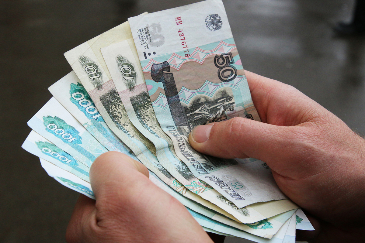 Россияне массово понесли наличность в банки: названы мотивы