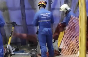 Спасатели вытащили самокатчика из семиметровой ямы в Самаре