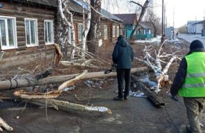 Штормовой ветер повредил крыши более 140 домов в Тайшетском районе