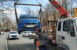 Владивосток борется с хаотичной парковкой у торговых центров