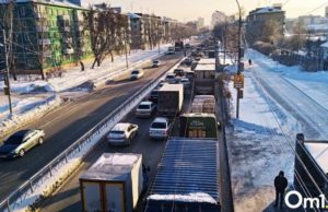 Снегопад в Омске: как пробки парализовали движение на основных магистралях
