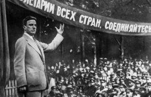 Литературная борьба Маяковского: от бунтаря до символа Советской эпохи