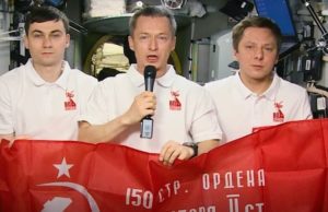 Космонавты с МКС поздравили россиян с Днем Победы и запустили акцию