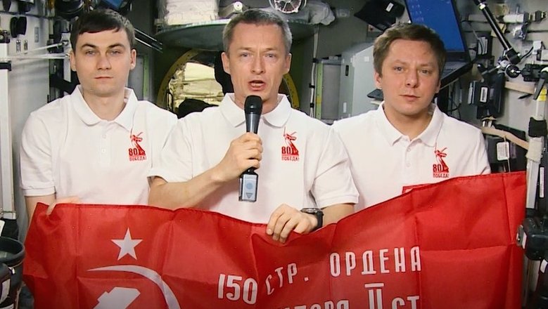 Космонавты с МКС поздравили россиян с Днем Победы и запустили акцию