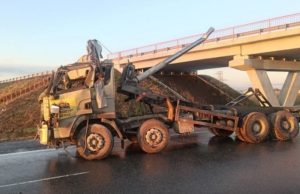 Самосвал с поднятым кузовом протаранил путепровод под Новосибирском